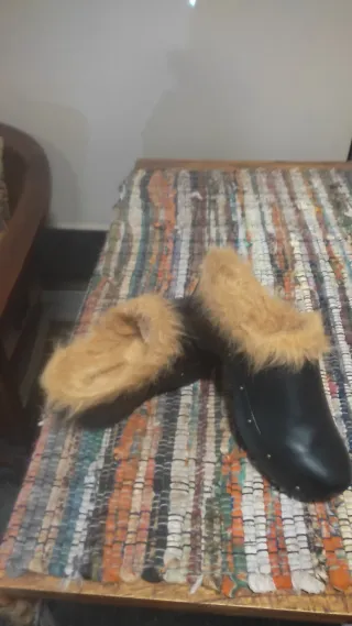 Zuecos negros con pelo marrón