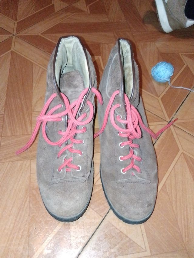 Botas de Montaña marrones con cordones rojos.
