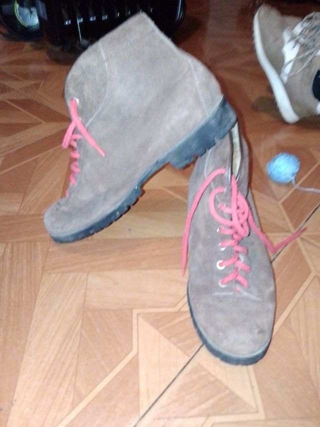 Botas de Montaña marrones con cordones rojos.