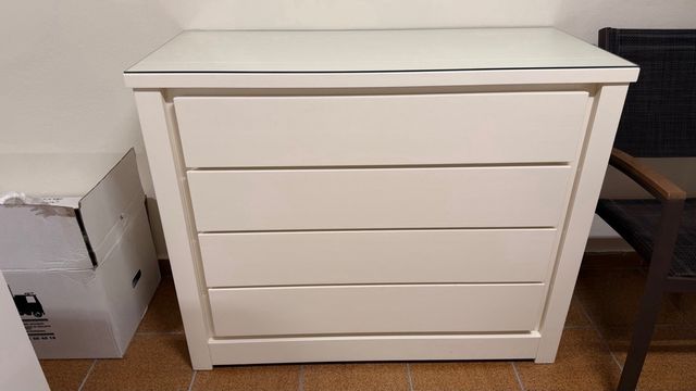 Cómoda 4 cajones madera y cristal en la encimera