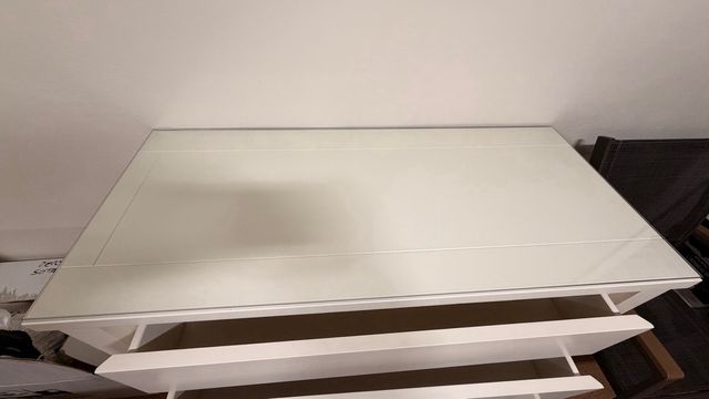 Cómoda 4 cajones madera y cristal en la encimera