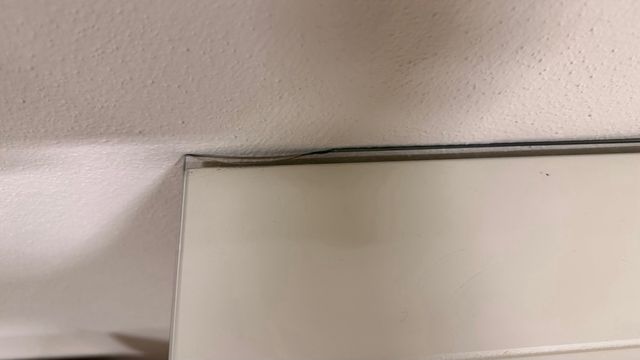 Cómoda 4 cajones madera y cristal en la encimera