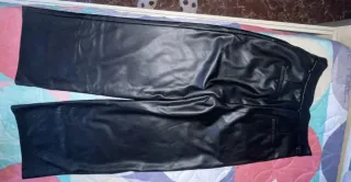 Pantalón ancho efecto piel negro