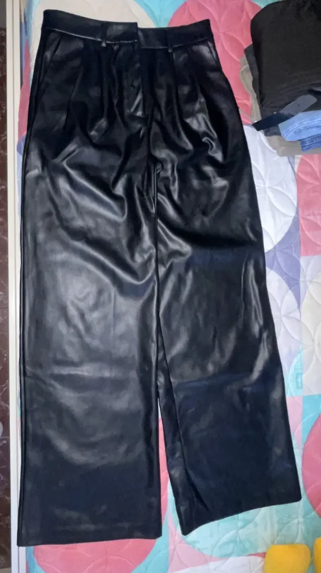 Pantalón ancho efecto piel negro