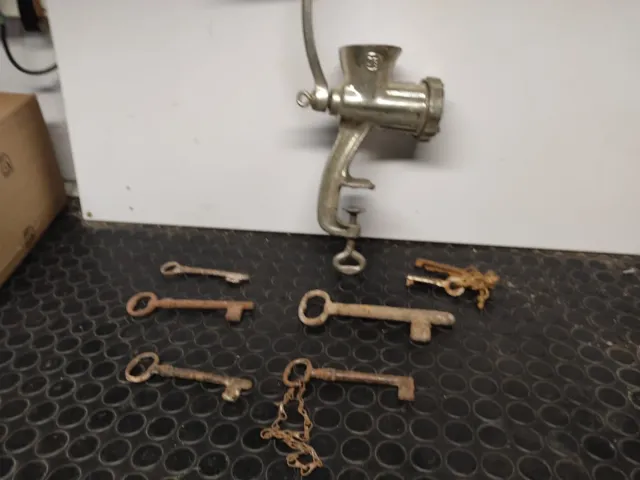 Antigüedades: Molinillo y llaves todas originales