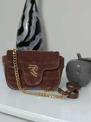 Bolso terciopelo marrón con cadena dorada