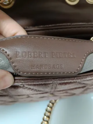 Bolso terciopelo marrón con cadena dorada