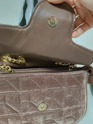 Bolso terciopelo marrón con cadena dorada