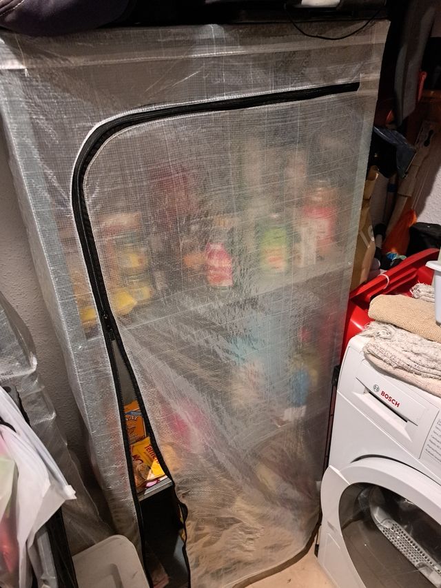 Estantería HYLLIS Ikea con funda transparente