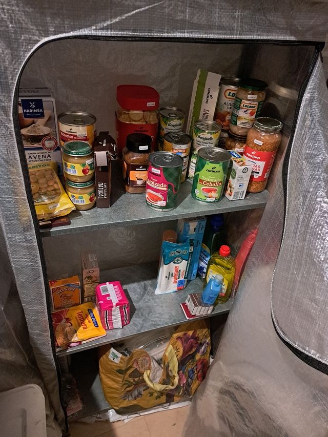 Estantería HYLLIS Ikea con funda transparente