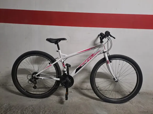 Bicicleta Blanca y Rosa
