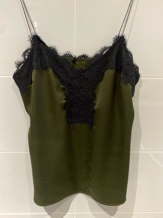 Blusa verde con encaje negro de Stradivarius