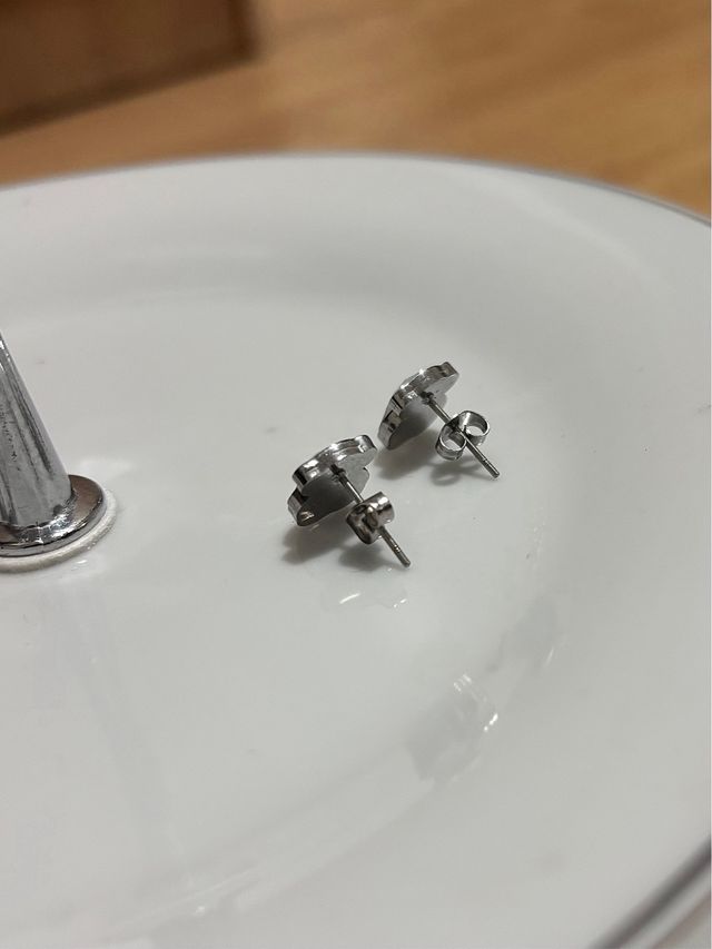 Brincos de ursinho com acabamento branco perolado