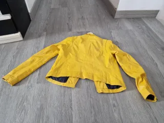 Cazadora polipiel mujer amarilla
