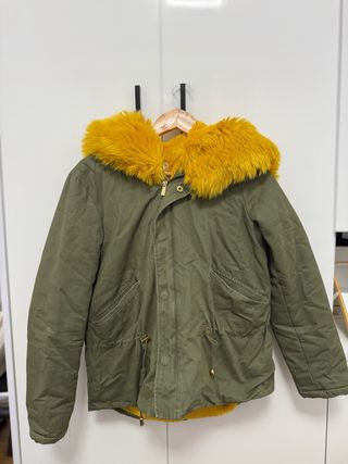 Chaqueta verde con capucha y pelo amarillo