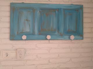 Appendiabiti in legno blu con 3 pomelli a fiore