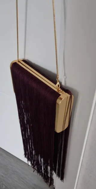 Bolso de mano con flecos y cadena dorada