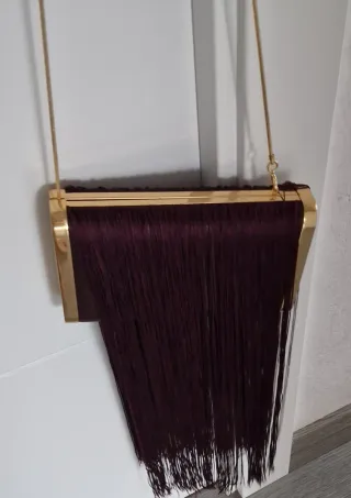 Bolso de mano con flecos y cadena dorada