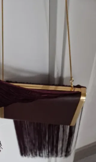 Bolso de mano con flecos y cadena dorada