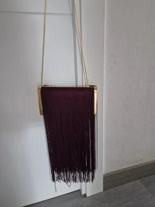 Bolso de mano con flecos y cadena dorada