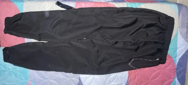 Pantalón negro con cadena