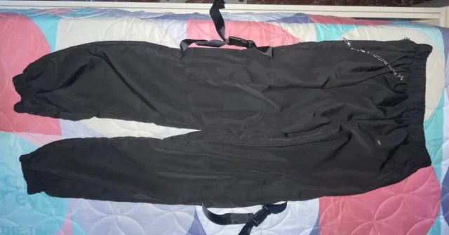 Pantalón negro con cadena