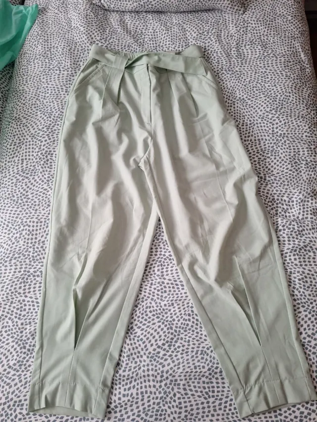 Pantalón verde con cinturón