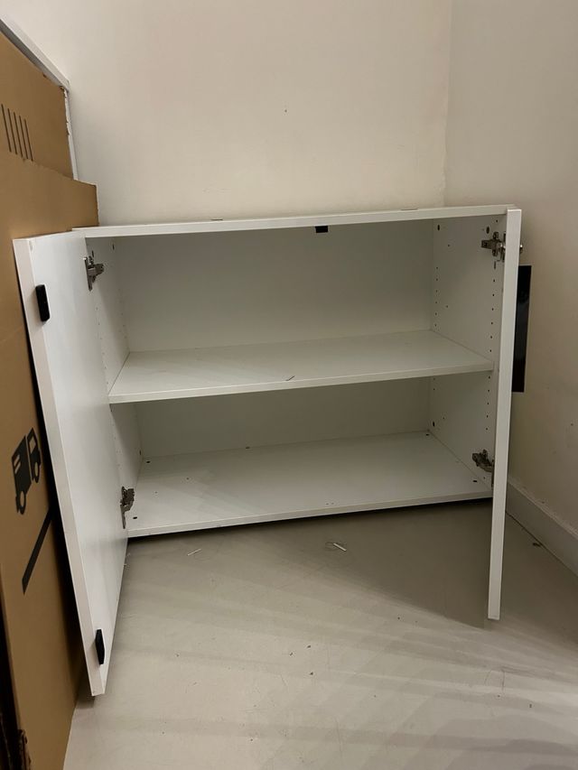 Armario blanco con puertas