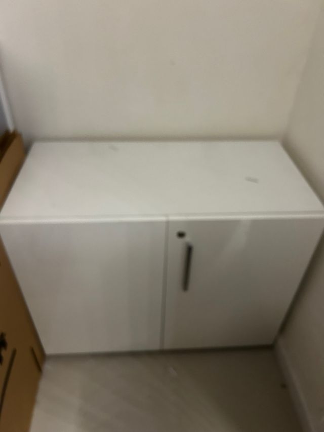 Armario blanco con puertas