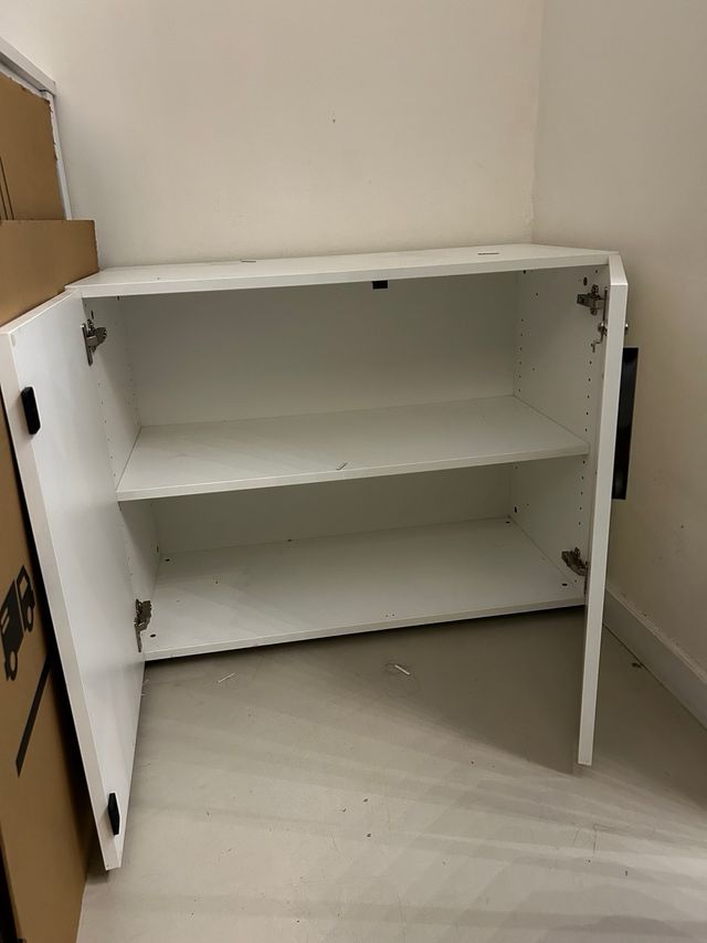 Armario blanco con puertas