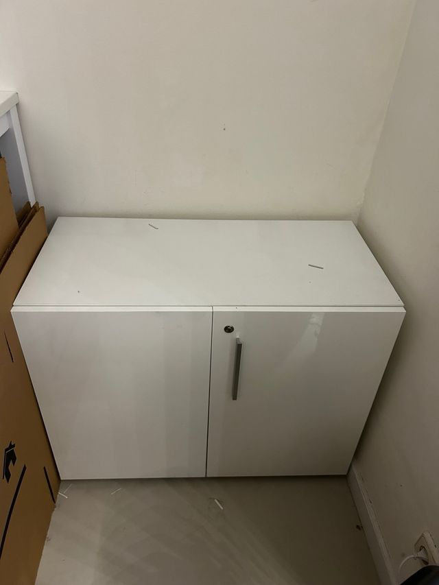 Armario blanco con puertas