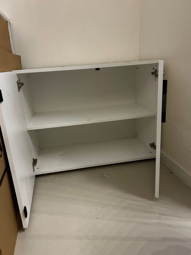 Armario blanco con puertas