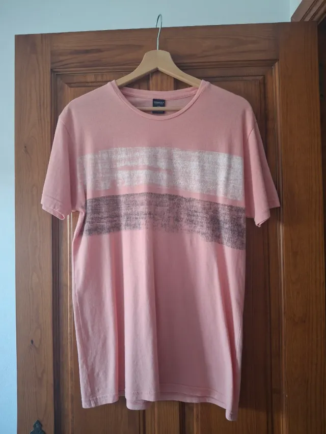Camiseta rosa y blanca con rayas