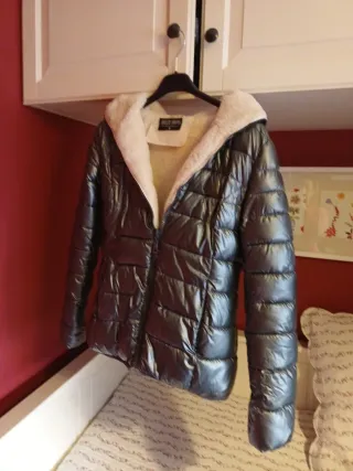 Cazadora acolchada con capucha