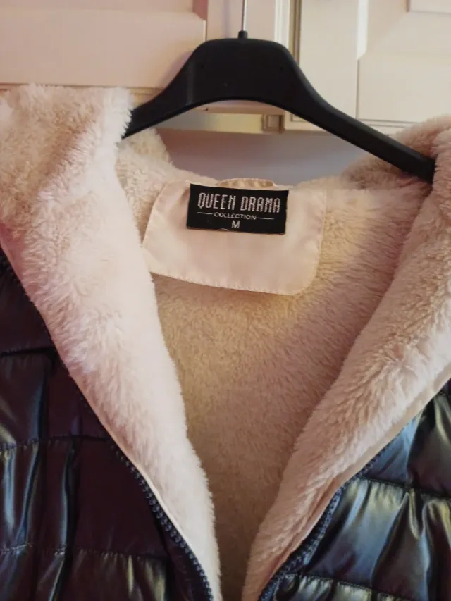 Cazadora acolchada con capucha