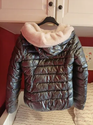 Cazadora acolchada con capucha