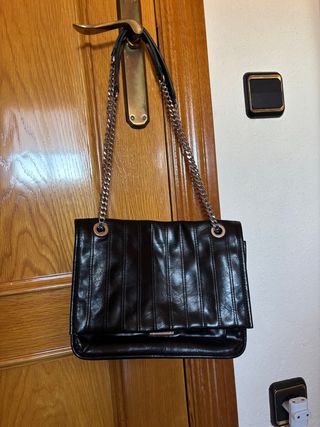 Bolso negro acolchado con cadena