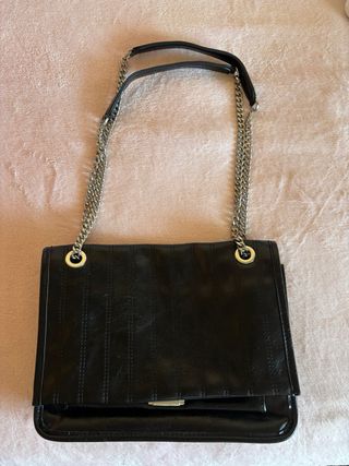 Bolso negro acolchado con cadena
