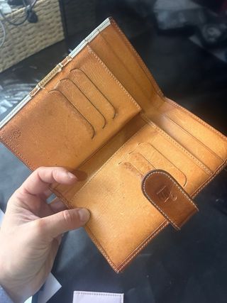 Carteras de distintos estilos. 5 euros cada una.