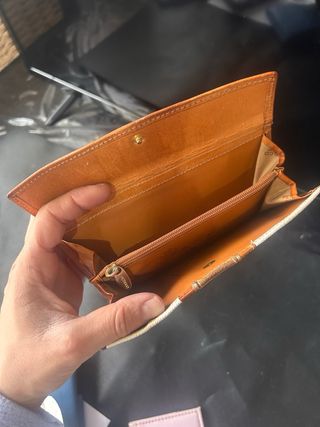 Carteras de distintos estilos. 5 euros cada una.