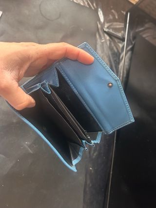 Carteras de distintos estilos. 5 euros cada una.