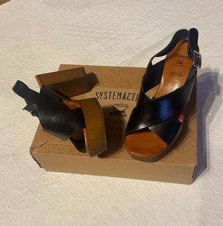 Sandalias de tacón negras y marrones