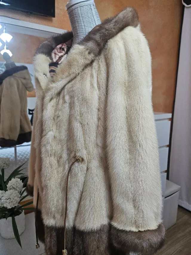 Abrigo de piel beige y marrón