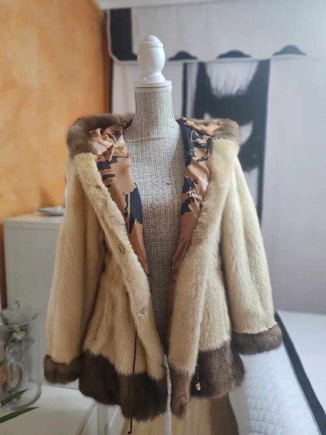 Abrigo de piel beige y marrón