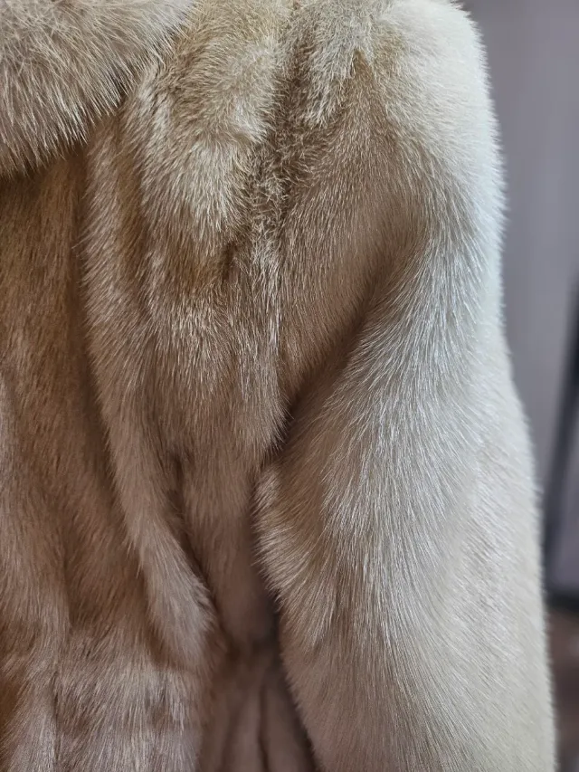 Abrigo de piel beige y marrón