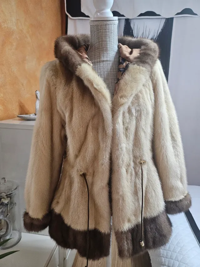 Abrigo de piel beige y marrón