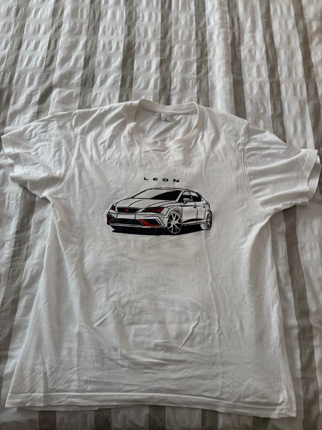 Camiseta blanca con diseño de coche