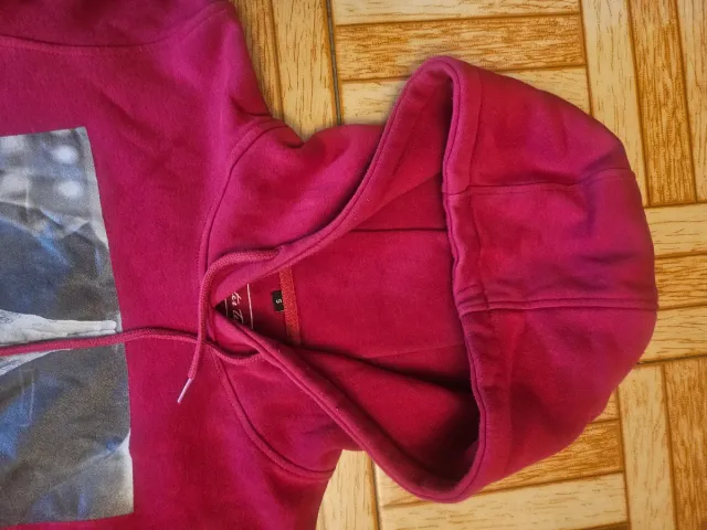 Sudadera rojo con capucha,poco uso