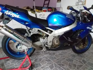 Moto Kawasaki Azul.  Mod ninja zx9r.