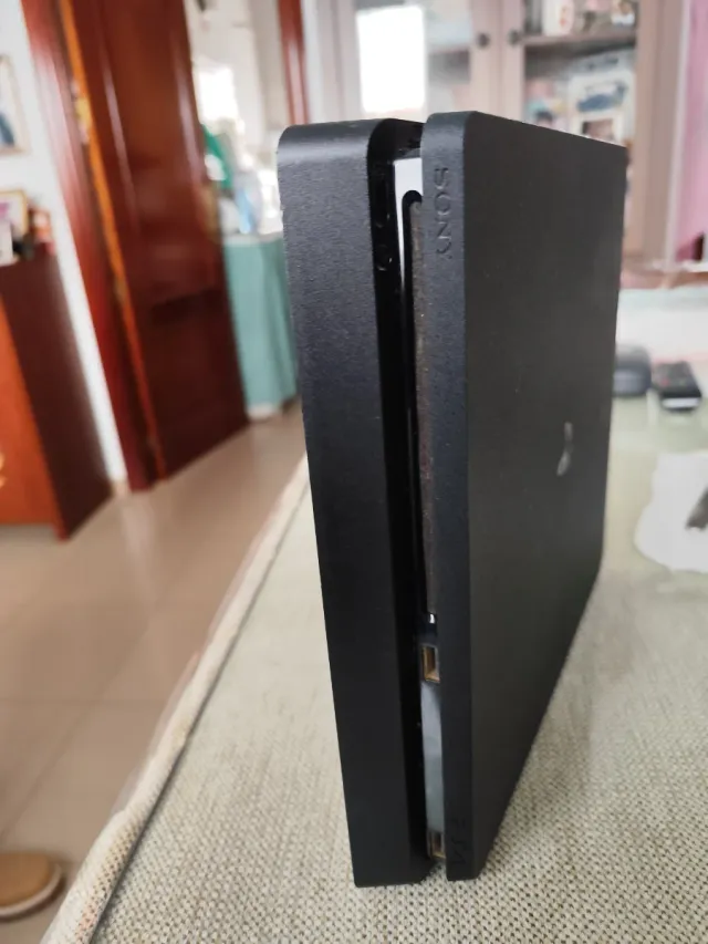 PS4 Slim 1TB Edición Limitada + 2 Mandos